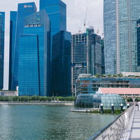 シンガポールのマーライオンパーク前、高層ビル群を望む遊歩道の写真