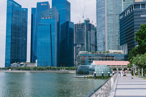シンガポールのマーライオンパーク前、高層ビル群を望む遊歩道