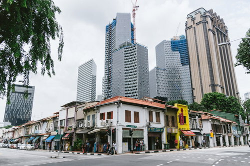 シンガポールのアラブストリートと高層ビル群