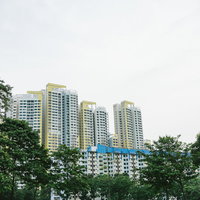シンガポールの高層マンション群と緑豊かな街並みの写真
