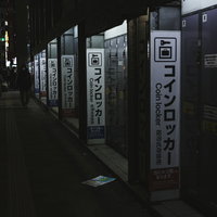 西新宿ヨドバシ横の夜間コインロッカー通りの写真