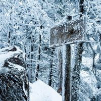 中山峠の標高を示す凍りついた看板と雪景色の写真