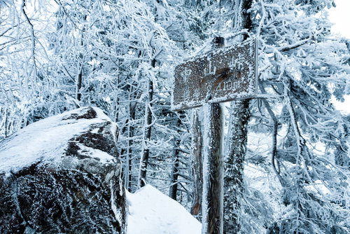 中山峠の標高を示す凍りついた看板と雪景色