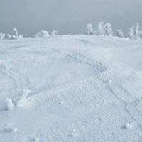 雪上に風で作られる波形の紋様、シュカブラの写真