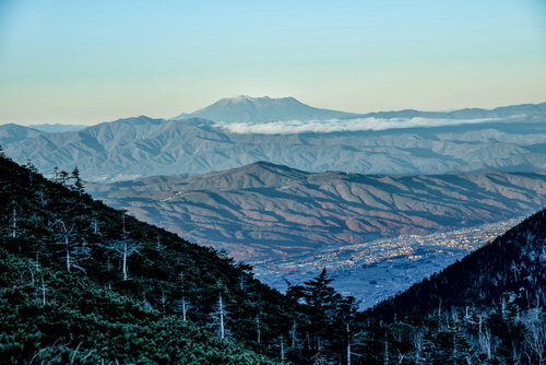 晩秋の山々と霞む空の御嶽山