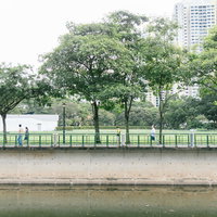 シンガポール川沿いを散歩する人たちと都市景観の写真