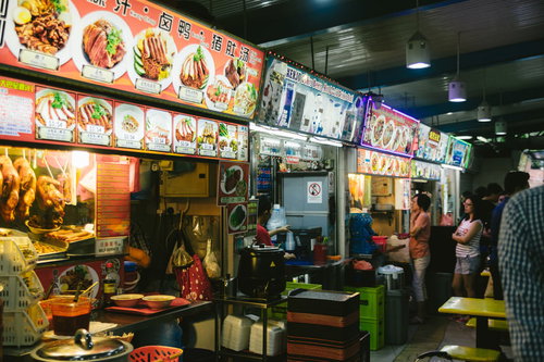 シンガポールの屋台村ホーカーセンターで営業する飲食店街