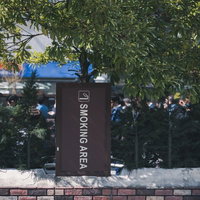 SMOKING AREAの看板がある屋外喫煙所の写真
