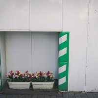 工事中のコンクリートスペースに設置されたマンホールと安全柵の写真