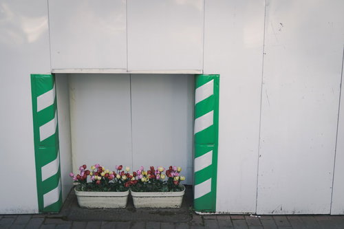 工事中のコンクリートスペースに設置されたマンホールと安全柵