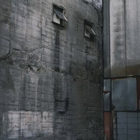 むき出しのコンクリート壁面の写真