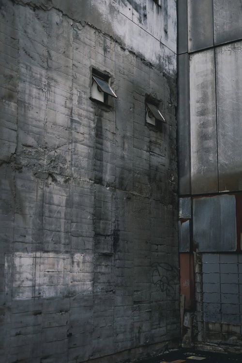 むき出しのコンクリート壁面