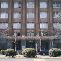霞が関の文化庁・スポーツ庁の正面外観と庁舎建物の写真
