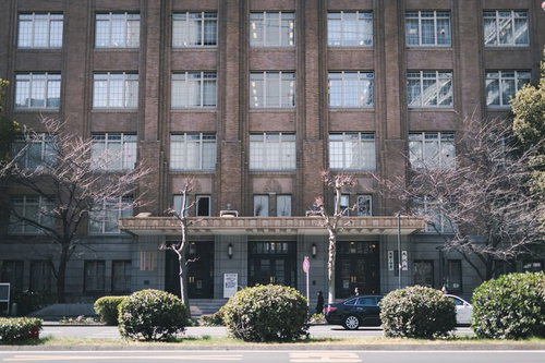 霞が関の文化庁・スポーツ庁の正面外観と庁舎建物