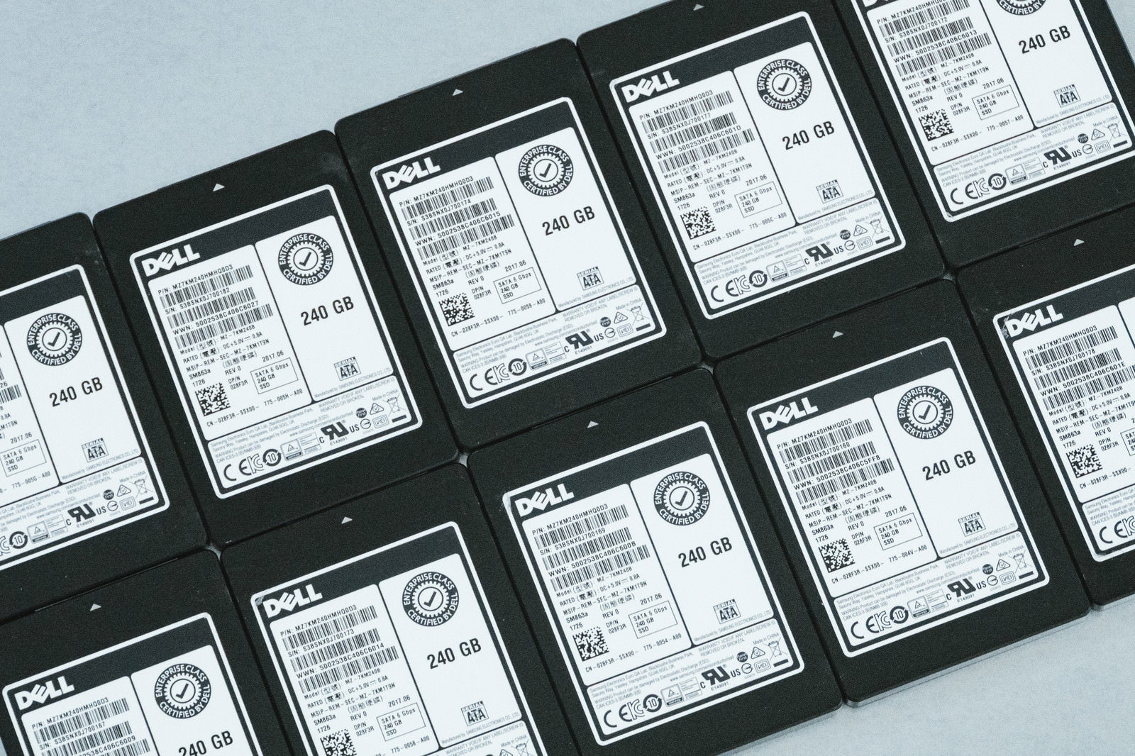 黒いケースに収められた複数台のSSDが整然と並べられている様子