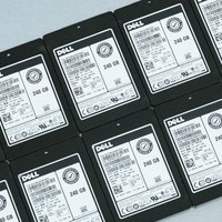 データ保存用に並べられた複数台のSSD 250GBの写真