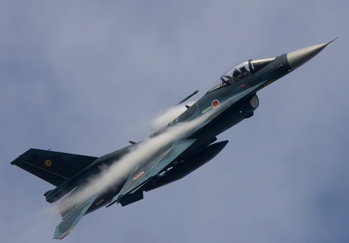 滑走路に駐機するF-2A戦闘機の機体