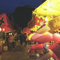 深夜の祭りの屋台と提灯の灯り - 夏祭りの夜店風景の写真