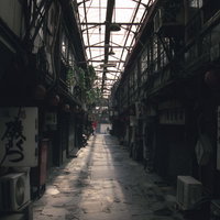 裏路地に射し込むアーケードの光と石畳の情景の写真