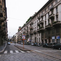 イタリア・ミラノの歴史ある街並みと石畳の通りの写真