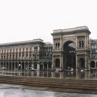ミラノのアーケード街の入り口広場（イタリア・ヨーロッパ）の写真
