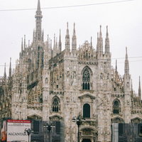 ミラノの大聖堂ドゥオーモ、白い大理石のゴシック建築の写真