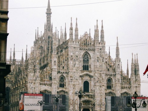 ミラノの大聖堂ドゥオーモ、白い大理石のゴシック建築