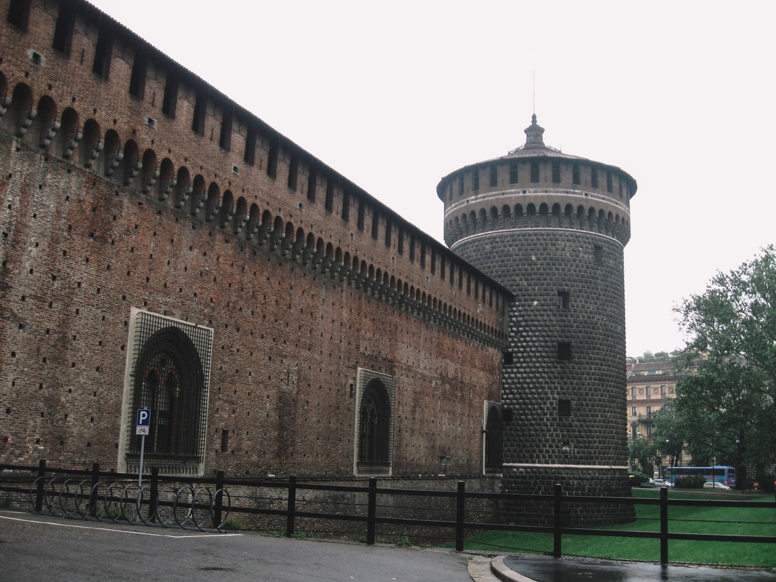 イタリア・ミラノのスフォルツェスコ城の城壁と塔