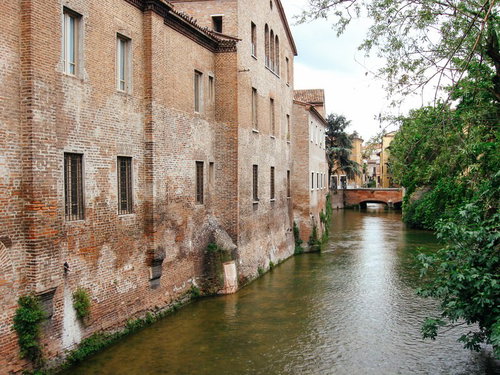 マントヴァの水路沿いに立ち並ぶレンガ造りの歴史的建造物（イタリア）