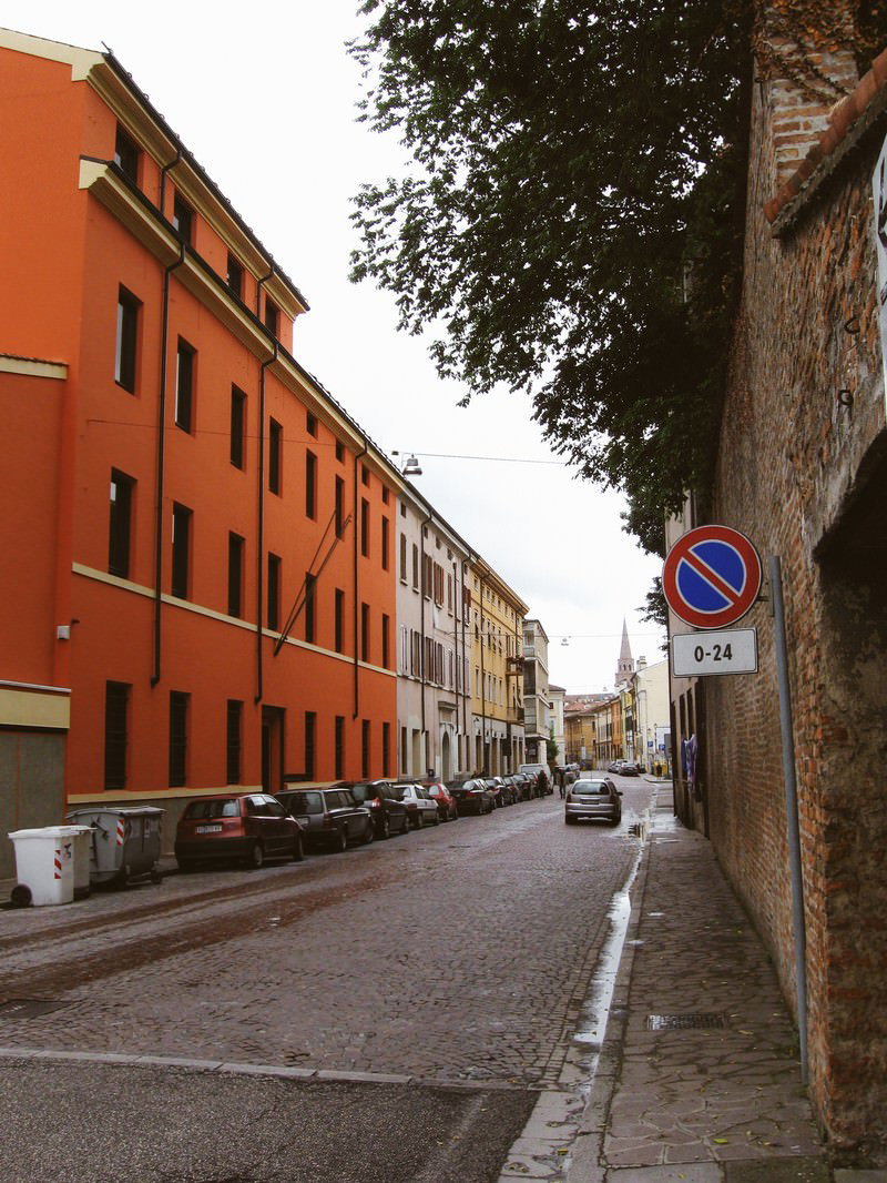 イタリアのマントヴァにあるレンガ造りの建物が並ぶ石畳の街角
