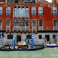 ヴェネツィアの水路に停泊するゴンドラと赤レンガの建物（イタリア）の写真
