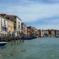 ヴェネツィアの水路に停泊するボートと古い街並み（イタリア）の写真