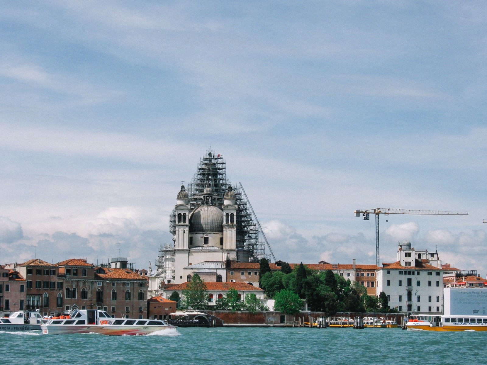 ヴェネツィアの運河越しに見るサン・マルコ広場エリア