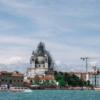 ヴェネツィアの運河越しに見るサン・マルコ広場エリア（イタリア）の写真