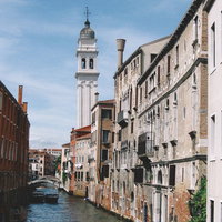 ヴェネツィアの水路に並ぶレンガ造りの建物群（イタリア）の写真