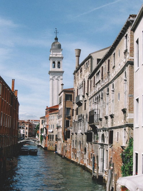 ヴェネツィアの水路に並ぶレンガ造りの建物群（イタリア）