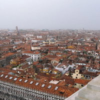 ベネチアの街並みとサンマルコ広場の風景、赤茶色の屋根瓦が連なるイタリアの写真