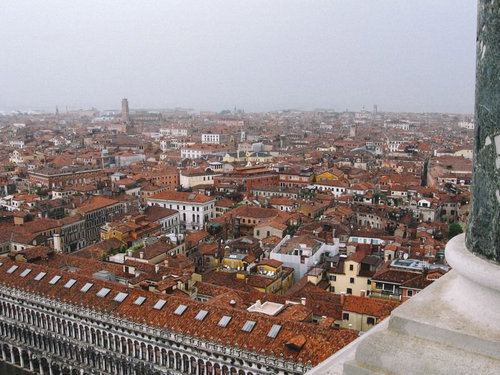 ベネチアの街並みとサンマルコ広場の風景、赤茶色の屋根瓦が連なるイタリア