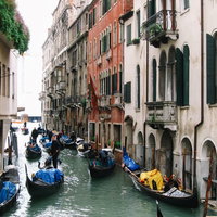 水路に浮かぶゴンドラとヴェネツィアの街並み（イタリア）の写真