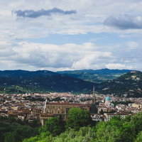 フィレンツェの街並みと山（イタリア）の写真