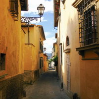 フィレンツェの民家と路地裏の石畳の道（イタリア）の写真