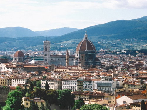 フィレンツェの街並みに聳えるサンタ・マリア・デル・フィオーレ大聖堂