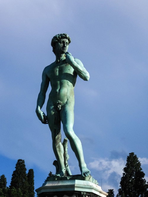 ミケランジェロ広場の銅像（フィレンツェ、イタリア）