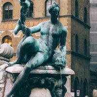 フィレンツェの広場にある青銅色の石像（イタリア）の写真