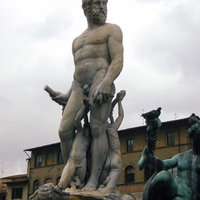 フィレンツェの歴史的な石像と広場の風景（イタリア）の写真
