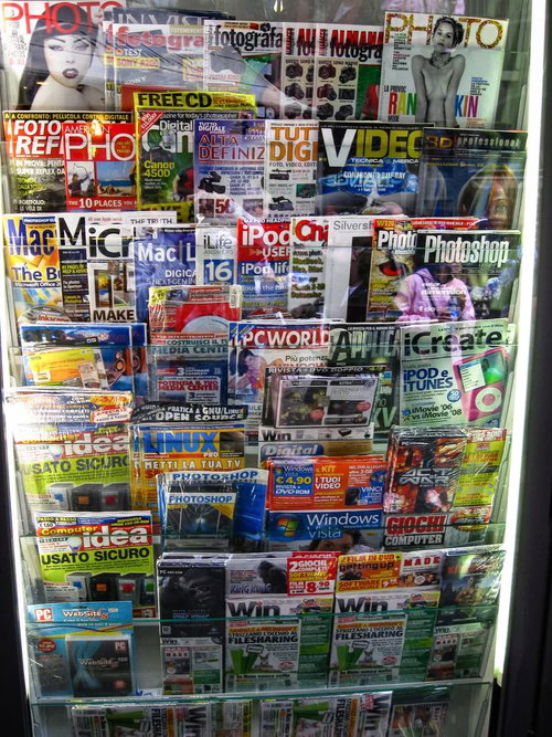 イタリア・フィレンツェの本屋に並ぶ色とりどりの雑誌
