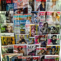 イタリア・フィレンツェの本屋に並ぶ色とりどりの雑誌とラックの写真