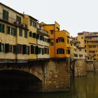 フィレンツェのアルノ川に架かるポンテ・ヴェッキオと窓ばかりの建築物（イタリア）の写真