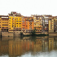 フィレンツェのアルノ川に映りこむ歴史的な建築物（イタリア）の写真