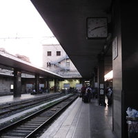フィレンツェのサンタ・マリア・ノヴェッラ駅のホームと線路（イタリア）の写真